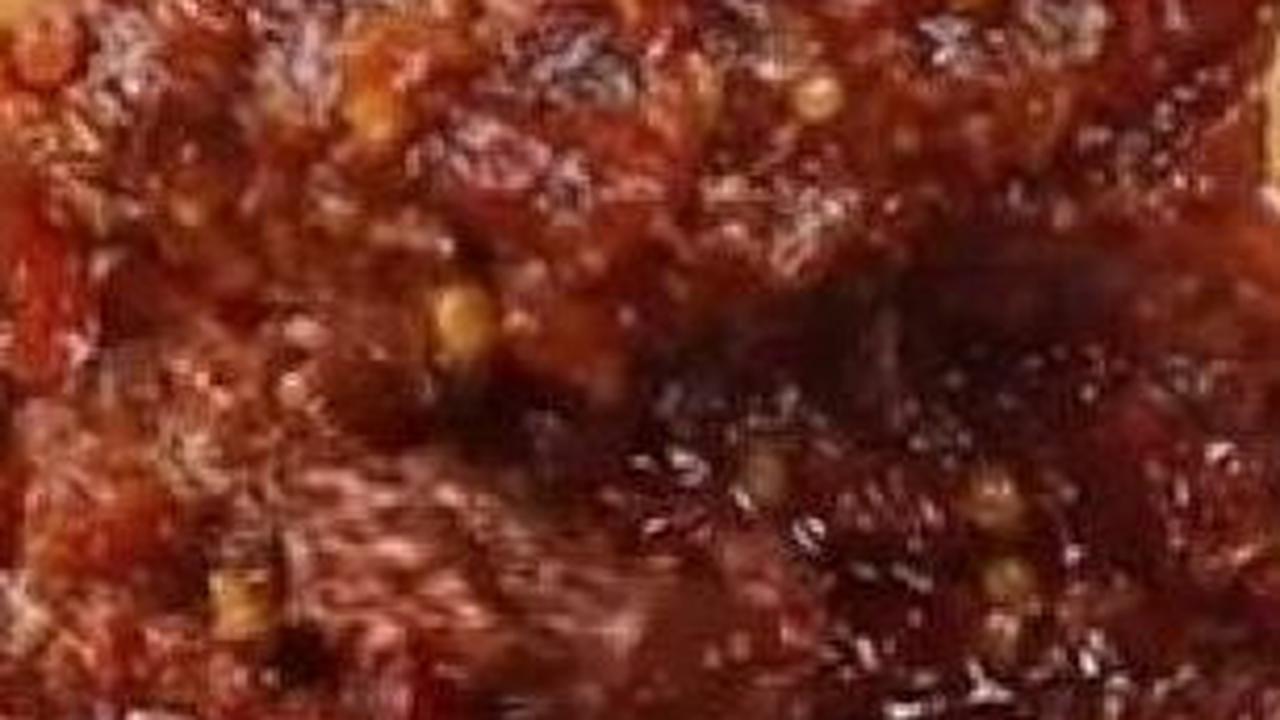 Bahan:
<br>80 gr bawang merah
<br>35 gr bawang putih
<br>350 gr tomat merah
<br>70 gr cabai merah tanjung
<br>1 sdm terasi
<br>120 gr cabai rawit merah
<br>3 lembar daun jeruk
<br>100-150 ml minyak goreng
50 ml air
<br>¾ sdt garam
<br>2&nbsp;s