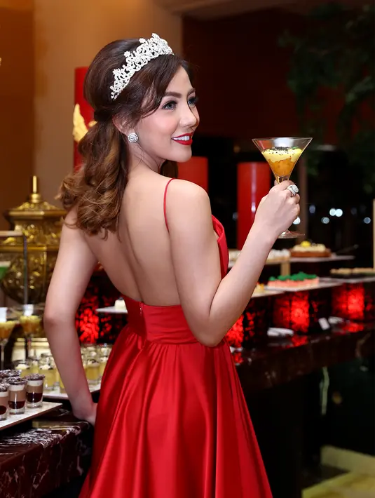 Elegan, ungkapan tersebut sepertinya pantas untuk menggambarkan penampilan Bella Shofie di gala dinner perayaan ulang tahunnya. Selain mahkota, istri dari Suryono ini juga mengenakan anting-anting dan cincin sebagai aksesoris. (Andy Masela/Bintang.com)