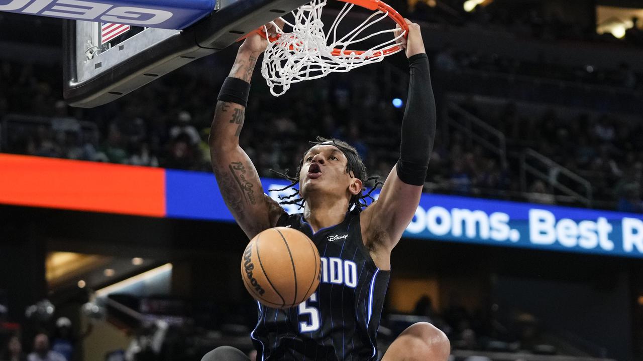Pemain Orlando Magic Paolo Banchero melakukan dunk saat melawan Celtics di lanjutan NBA