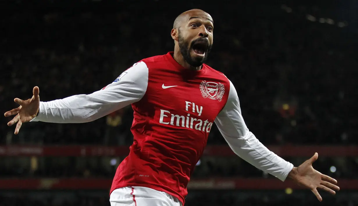 Thierry Henry awalnya tidak nyaman dipindahkan dari sayap kiri menjadi penyerang tengah oleh Wenger. Awalnya, Ia tak mampu mencetak satupun gol dari tujuh laga. Namun siapa sangka posisi barunya itu, akhirnya mengantarkannya sebagai salah satu penyerang terbaik di dunia. (Foto: AFP/Ian Kington)