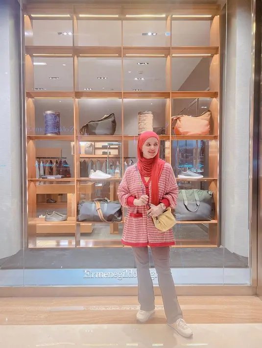 Paduan hijab pashmina bernuansa cerah sukses membuat tampilannya terlihat awet muda. [Foto: Instagram/ Aldila Jelita].