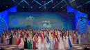 Kontestan ajang Miss World berpose seusai malam anugerah Miss World ke-67 di Sanya, Tiongkok, Sabtu (18/11). Mahasiswa kedokteran asal India, Manushi Chhillar (20 tahun) dinobatkan sebagai Miss World 2017. (NICOLAS ASFOURI/AFP)