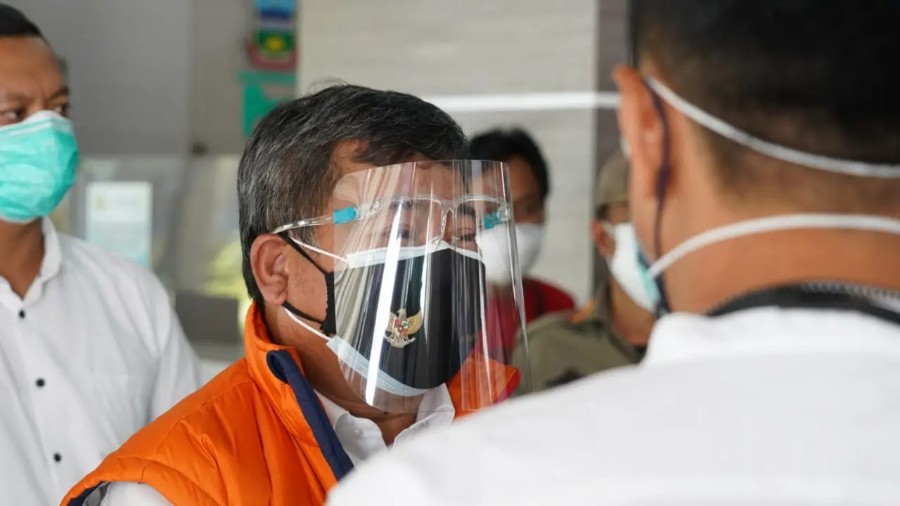 Bupati Garut Rudy Gunawan menyatakan, keluhan dugaan kesulitan mendapatkan obat, mayoritas disampaikan masyarakat yang melakukan isolasi mandiri (isoman) di rumah, sementara ketersediaan obat anti virus bagi pasien Covid-19 di rumah sakit masih aman.