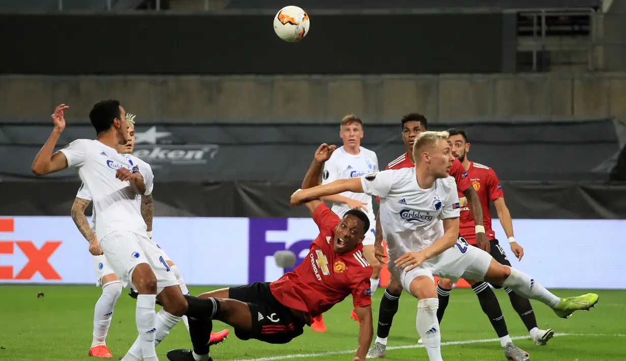 Penyerang Manchester United, Anthony Martia, berebut bola dengan pemain Copenhagen pada laga perempat final Liga Europa di RheinEnergie Stadion, Jerman, Selasa (11/8/2020) dini hari WIB. Manchester United menang 1-0 atas Copenhagen. (AFP/Wolfgang Rattay/pool)