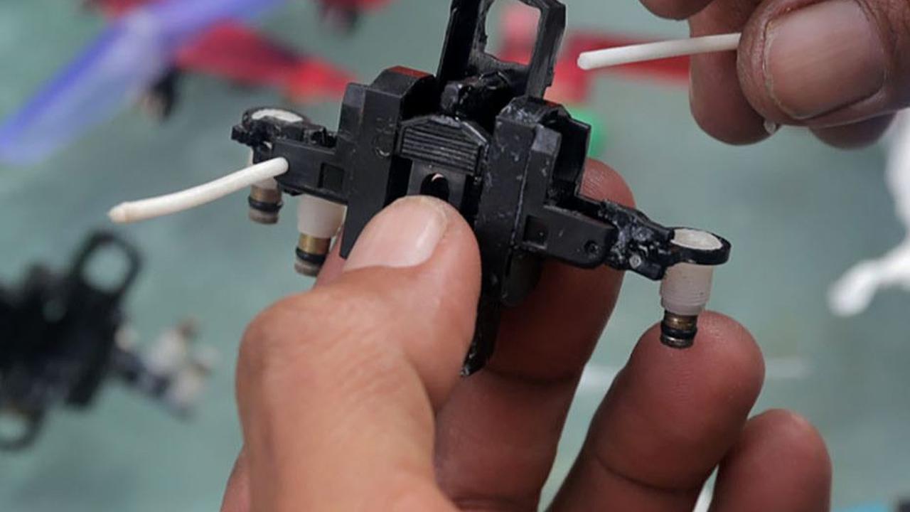 Bang Timan saat menunjukkan keahliannya membuat miniatur kendaraan yang terbuat dari limbah korek api.