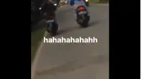 Lihat deh video yang merekam dua emak-emak sedang mengendarai motor ini. Bikin geleng kepala! (Foto: Twitter.com)