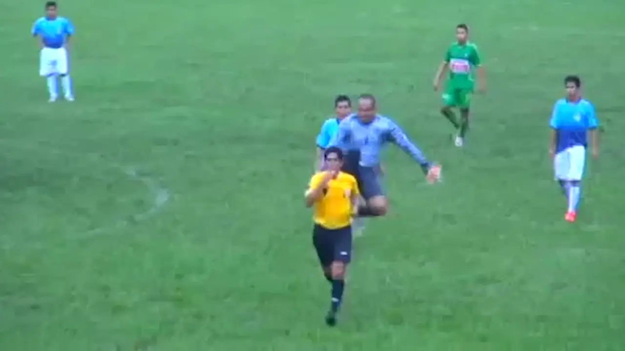 Kiper Klub Peru tendang wasit (101greatgoals)