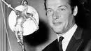 Tujuh film James Bond telah dibintangi Roger, namun ia sempat vakum sementara waktu selama lima tahun. Dan kembali berakting di tahun 1990 dalam filmnya yang berjudul Fire, Ice and Dynamite dan Bullseye. (APexchange/Bintang.com)