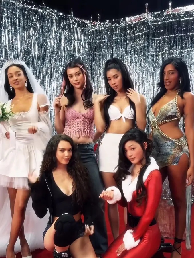 Girl Group KATSEYE Tampil Total Jadi Mariah Carey Berbagai Era di Momen Halloween Pertama Mereka