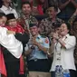 Presiden Joko Widodo atau Jokowi dan Ketua Umum Pengurus Besar Ikatan Pencak Silat Indonesia (IPSI) Prabowo Subianto memeluk atlet pencak silat Hanifan Yudani di Jakarta, Rabu (29/8). (ANTARA FOTO/Kumparan/INASGOC/Aditia Noviansyah/pras/18)