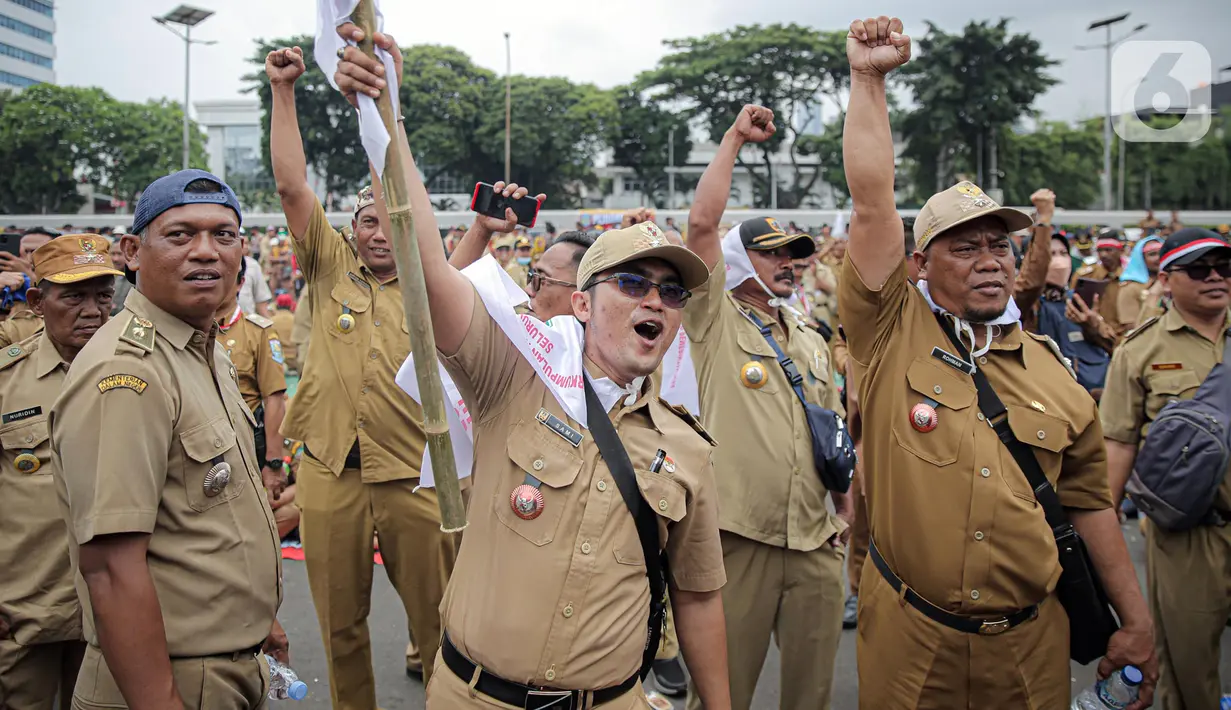 Sejumlah kepala desa memberikan isyarat saat melakukan aksi di depan Gedung DPR RI, Jakarta, Selasa (17/1/2023). Dalam aksi yang diikuti ribuan orang tersebut mereka menuntut perpanjangan masa jabatan kepala desa yang sebelumnya enam tahun menjadi sembilan tahun dan meminta DPR RI merevisi masa jabatan yang diatur dalam UU Nomor 6 Tahun 2014 tentang Desa. (Liputan6.com/Faizal Fanani)