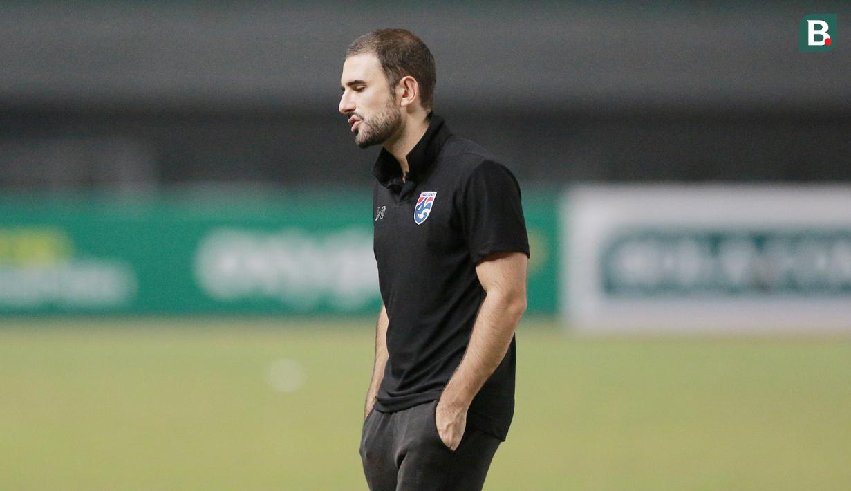 Pelatih Thailand itu kemudian angkat suara perihal perilakunya usai laga tersebut. Ia mengaku bingung dan tengah mencari jawaban mengapa kekalahan bisa dialami timnya. (Bola.com/M iqbal Ichsan)