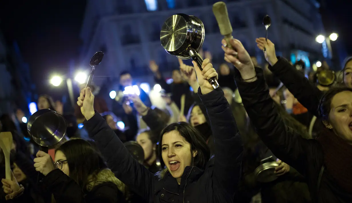 Demonstran membawa panci dan wajan saat melakukan mogok kerja dengan menggelar protes untuk memperingati Hari Perempuan Internasional di Pamplona, Spanyol, Kamis (8/3). Mereka memprotes kekerasan laki-laki terhadap perempuan (AP/Alvaro Barrientos)