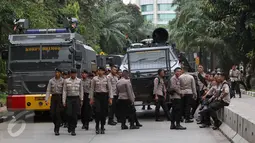 Sejumlah petugas berjaga di sekitar lokasi sidang kasus penodaan agama di Jakarta, Selasa (11/4). Sidang dengan terdakwa Basuki T Purnama alias Ahok yang beragendakan pembacaan tuntutan tersebut resmi ditunda. (Liputan6.com/Immanuel Antonius)