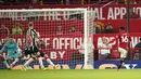 Gelandang Manchester United, Amad Diallo (kanan) mencetak gol kedua timnya ke gawang Newcastle United pada laga tunda pekan ke-34 Liga Inggris 2023/2024 di Old Trafford Stadium, Manchester, Rabu (15/5/2024). (AP Photo/Dave Thompson)