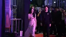 Pemeran film Rangga & Cinta, Leya Princy (kiri) dan El Shadday Putra Sarira saat red carpet gala premier film Rangga & Cinta di XXI Epicentrum, Senin (29/9/2025).