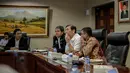 Kepala Staf Kepresidenan, Luhut Binsar Pandjaitan (kedua kanan) memberikan keterangan saat peluncuran aplikasi lapor di kantor Staf Kepresidenan, Jakarta, Selasa (5/5/2015). Aplikasi ini dapat diakses melalui www.lapor.go.id. (Liputan6.com/Faizal Fanani) 