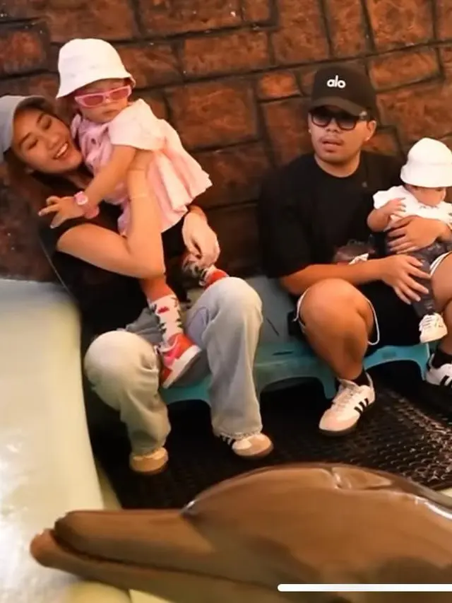 6 Potret Tampilan Aaliyah Massaid saat Momong Ameena-Azura, Dipuji Aura Keibuan Terpancar