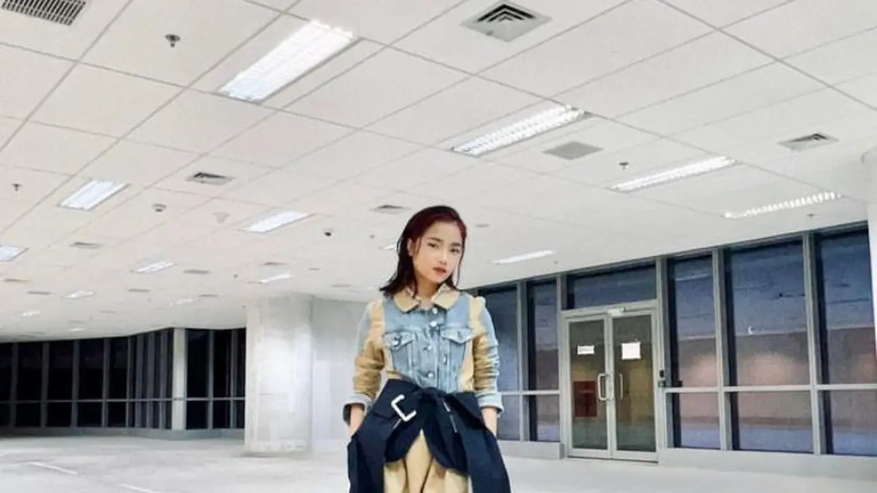 6 Potret Gaya Fierce Fuji Tampil Perdana di Jakarta Fashion Week 2023, Pakai Koleksi Rinda Salmun
