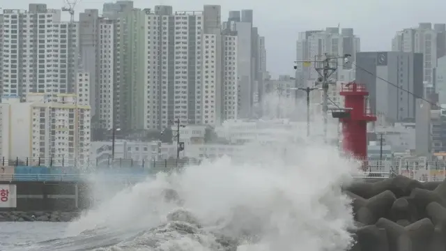 Gelombang besar menghantam pantai saat Topan Khanun mendekati semenanjung Korea, di Busan, pada Kamis, 10 Agustus 2023 [Ahn Young-joon/AP Photo]