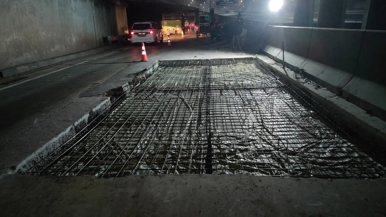 PT Jasamarga Transjawa Tol (PT JTT) tengah memperbaiki jalan demi meningkatkan kenyamanan dan keamanan pengguna jalan, salah satunya di Jalan Tol Jakarta-Cikampek