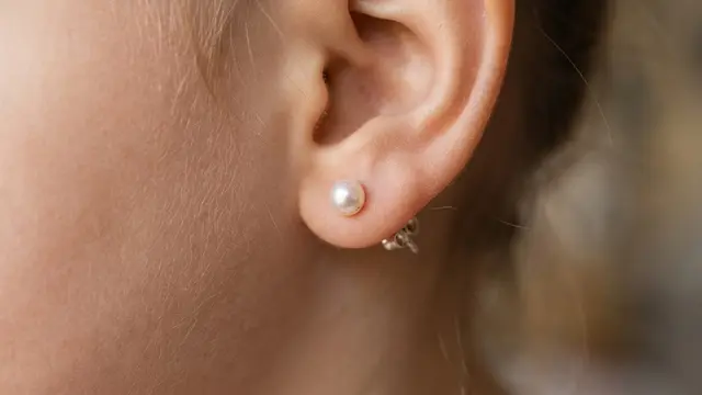 Anting Mutiara Kecil Titanium