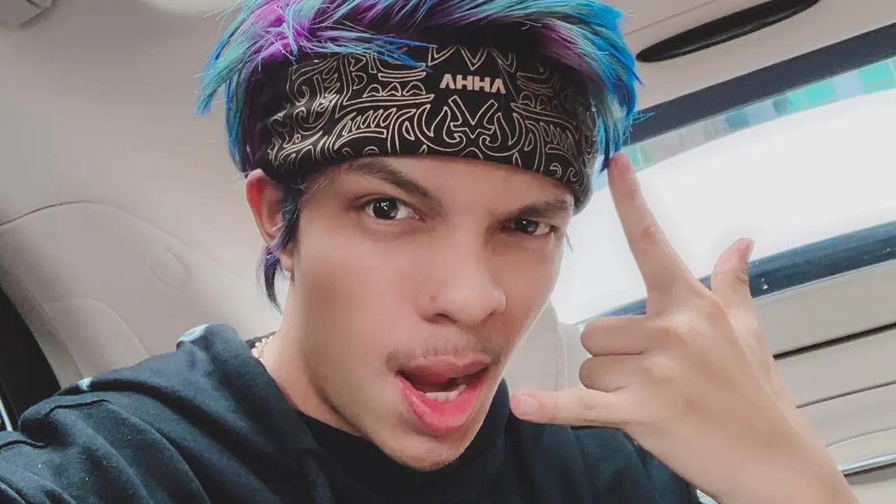 Tetap Keren, 6 Seleb Ini Pernah Ubah Warna Rambut Jadi Mencolok