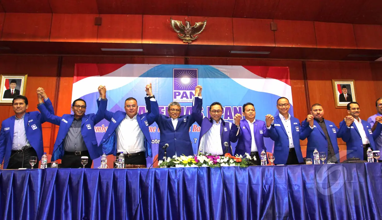 Ketua Umum PAN Zulkifli Hasan (tengah) berfoto bersama dengan sejumlah tokoh PAN pada penutupan Rakernas I DPP PAN, di Jakarta, Kamis (7/5/2015). Rakernas tersebut membahas mengenai konsolidasi persiapan pilkada serentak 2015. (Liputan6.com/Helmi Afandi)