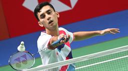 Di awal game pertama Anthony Sinisuka Ginting langsung tertinggal 0-4 untuk kemudian mendekati Lakshya Sen 4-5. Di interval, Ginting tertinggal 5-11 hingga 5-15. Hanya mampu menambah dua angka lagi, Ginting pun menyerah 7-21 di game pertama. (AFP/Jose Jordan)