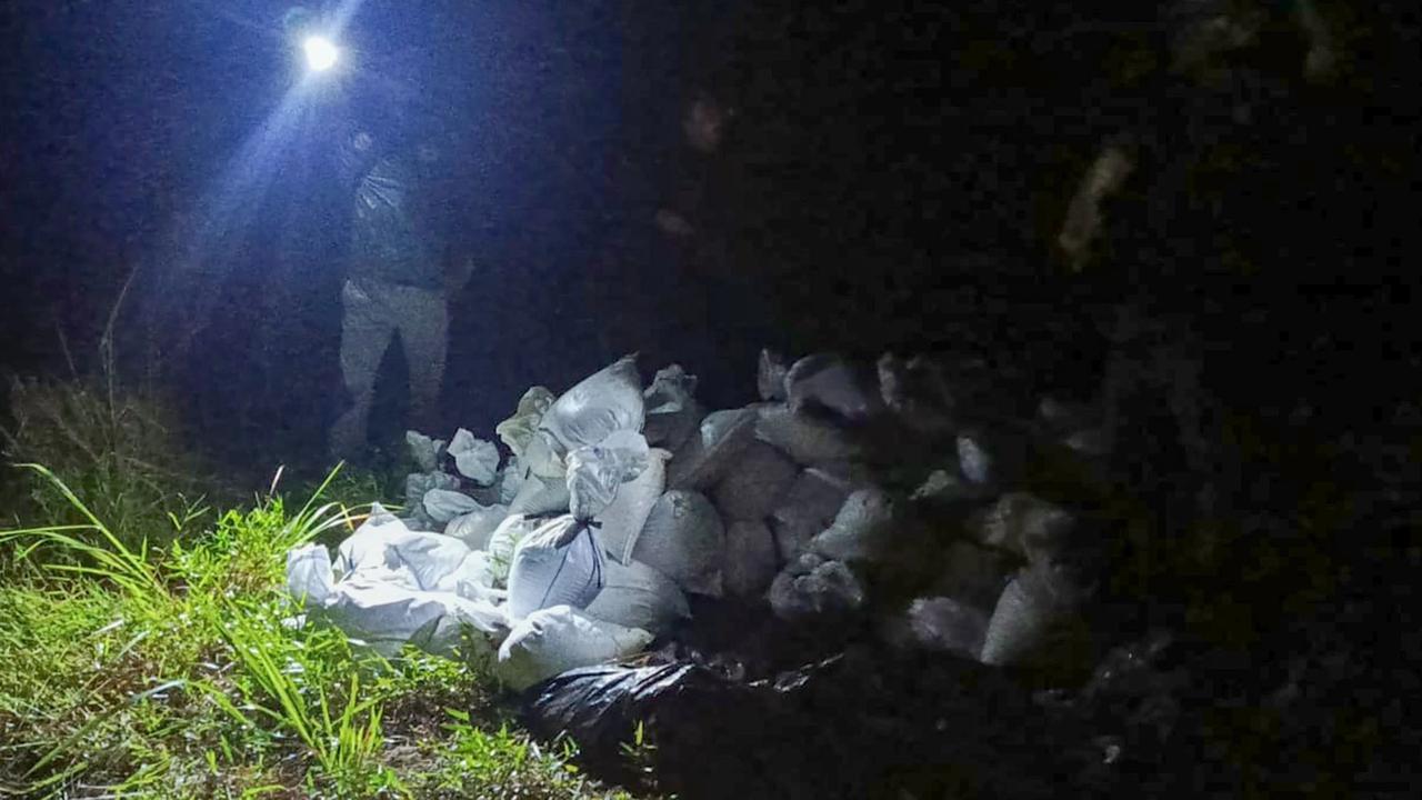 FOTO: TNI AL Gagalkan Penyelundupan 4, 25 Ton Pasir Timah Ilegal di Bangka