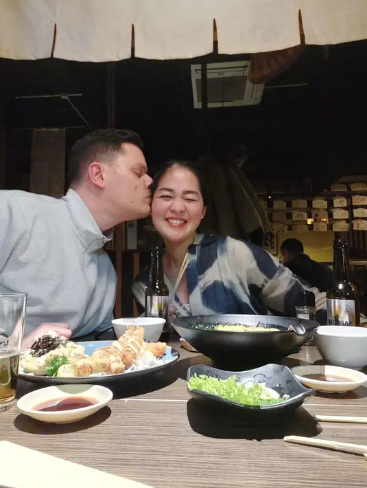 Ciuman manis dari sang suami yang merupakan pria bule Belanda. Sejak menikah, pasangan ini kerap mencuri perhatian warganet. Pasangan yang telah dikaruniai seorang putri itu membina rumah tangga harmonis dan romantis. [Instagram/graciaz14]