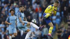 Bek Manchester City, Nicolas Otamendi, berebut bola dengan gelandang Everton, Gerard Deulofeu, pada laga Premier League di Stadion Ettihad, Manchester, Sabtu (15/10/2016). Kedua tim bermain imbang 1-1. (Reuters/Phil Noble)