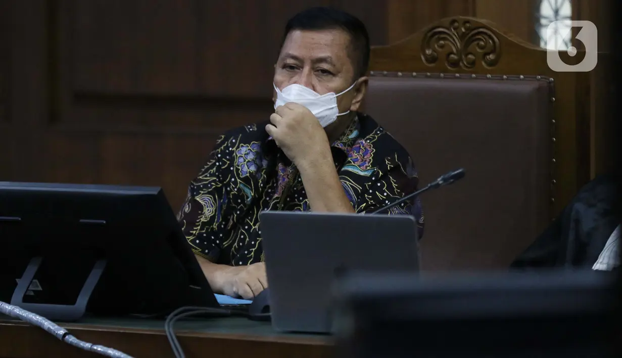 Pengusaha Tommy Sumardi, terdakwa perantara suap penghapusan nama Djoko Tjandra dari red notice saat menjalani sidang lanjutan di Pengadilan Tipikor, Jakarta, Selasa (24/11/2020). Sidang mendengar keterangan saksi, salah satunya Irjen (Pol) Napoleon Bonaparte. (Liputan6.com/Helmi Fithriansyah)