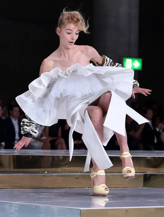 Ekspresi seorang model ketika terjatuh saat memperagakan busana karya desainer Toni Maticevski di catwalk Fashion Week Australia di Sydney, Minggu (15/5). Model cantik itu langsung berdiri kembali dan melanjutkan acara tersebut. (William WEST/AFP)