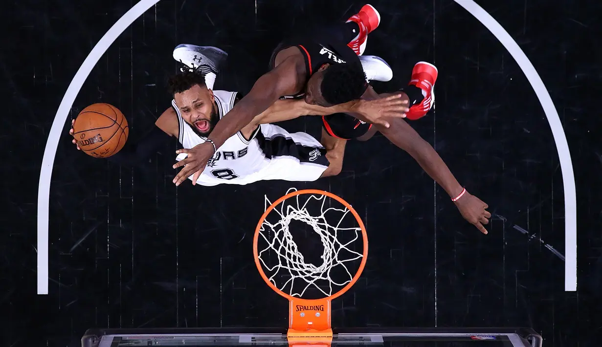 Pemain Spurs, Patty Mills (8) berusaha memasukan bola pada gim kelima semifinal wilayah barat Playoffs NBA 2017 di AT&T Center, San Antonio, Texas (9/5). Kemenangan ini membuat Spurs unggul 3-2 atas Rockets. (Ronald Martinez/Getty Images/AFP)