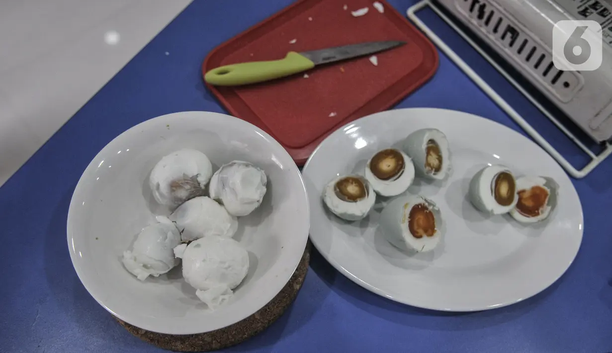 Hasil telur asin yang telah dikupas dan dipotong oleh mahasiswa berkebutuhan khusus saat kelas terapi mata kuliah wirausaha di Lembaga Pendidikan dan Keterampilan Kampusnya Manusia, Kranggan, Bekasi, Jawa Barat, Kamis (3/12/2020). (merdeka.com/Iqbal S. Nugroho)