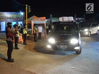 Polisi mengatur lalu lintas kendaraan pemudik yang melintasi Jembatan Kalikuto pada ruas tol fungsional Batang - Semarang, Rabu (20/6). Sebagian arus lalu-lintas di tempat ini dialihkan ke pantura untuk memecah kemacetan. (Liputan6.com/Gholib)