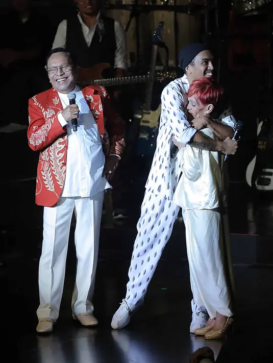 Banyak suguhan spesial dalam konser malam itu. Salah satu diantaranya suasana haru saat Glenn membawakan lagu milik Uthe Selamanya yang diciptakan oleh legenda musik yang telah meninggal dunia, Chrisye. (Deki Prayoga/Bintang.com)