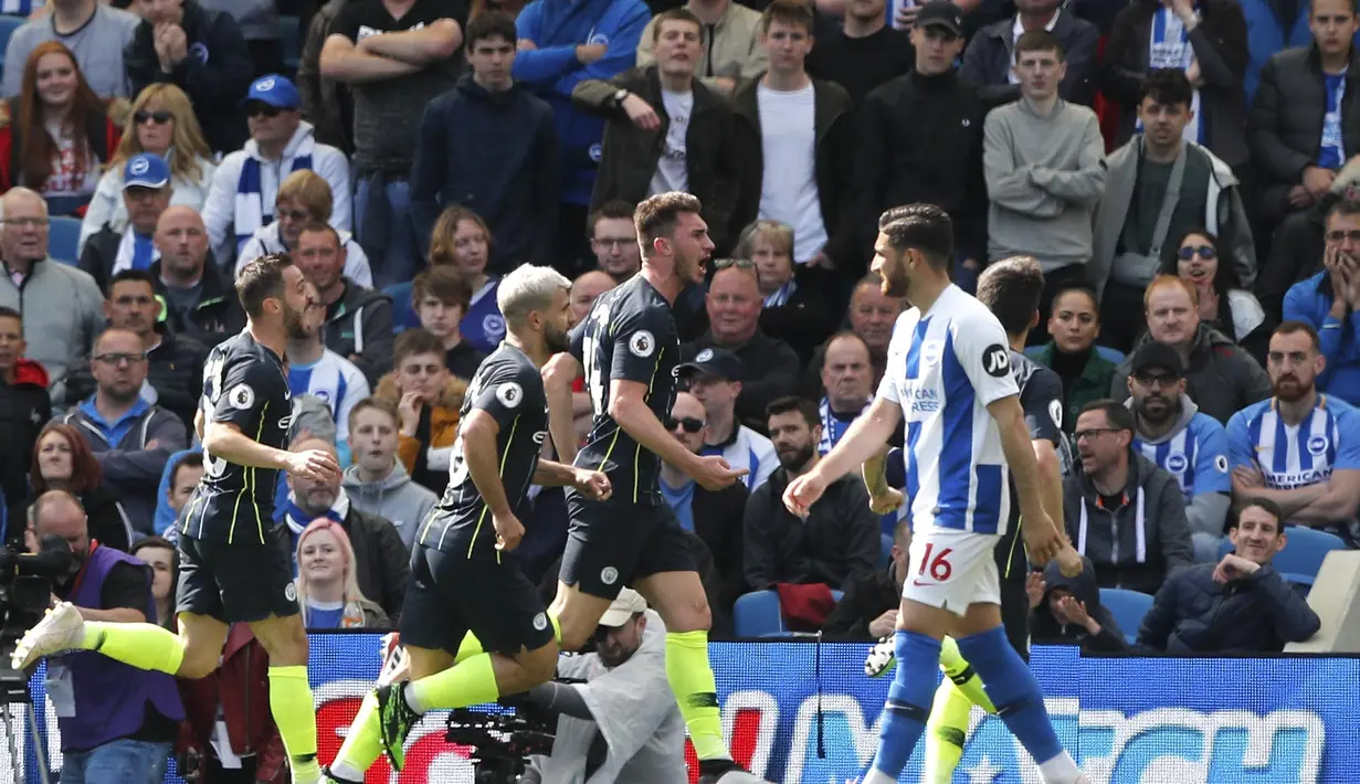Bek Manchester City, Aymeric Laporte, melakukan selebrasi usai membobol gawang Brighton and Hove Albion pada laga Premier League di Stadion AMEX, Minggu (12/5). Manchester City menang 4-1 atas Brighton and Hove Albion. (AP/Frank Augstein)