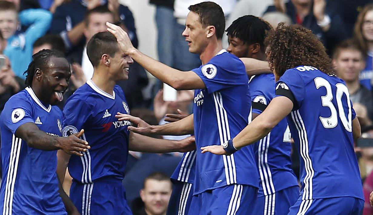 Para pemain Chelsea merayakan gol yang dicetak Victor Moses ke gawang Leicester pada laga Premier League di Stadion Stamford Bridge, London, Sabtu (15/10/2016). Chelsea menang 3-0 atas Leicester. (Reuters/Peter Nicholls)