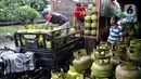 Pekerja saat melakukan penurunan elpiji 3 kilogram di Jakarta, Kamis (5/3/2020). Pemerintah melalui Kementerian Energi dan Sumber Daya Mineral (ESDM) menegaskan tidak akan mencabut subsidi elpiji 3 kilogram. (Liputan6.com/Johan Tallo)