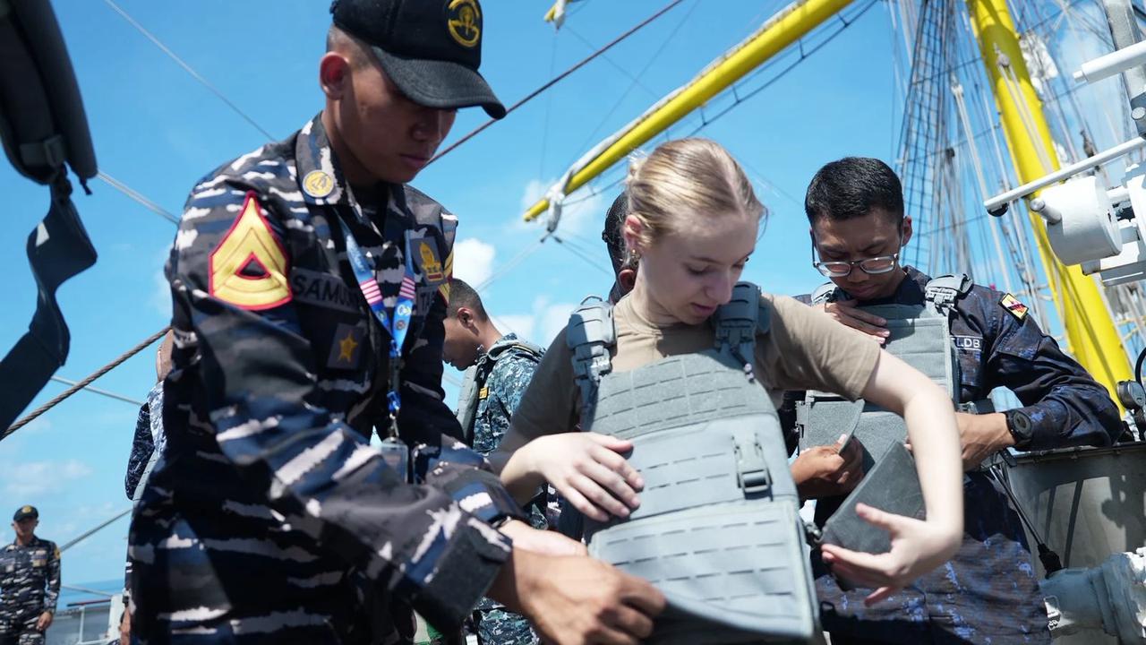 Taruna ASEAN Plus Cadet Sail 2026 Jalani Latihan VBSS di Atas KRI Bima Suci Menuju Belawan