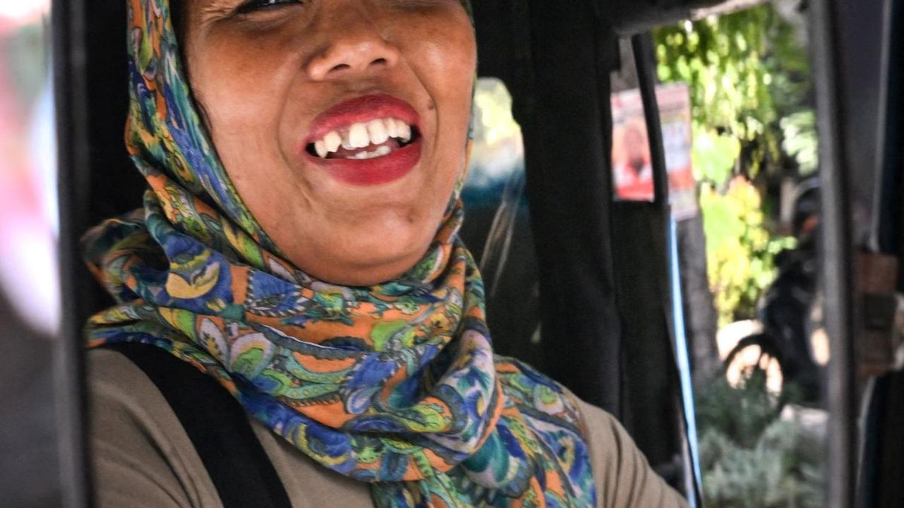 Mengutip Al Jazeera, setelah suami pertamanya meninggal dunia dan menceraikan suami keduanya, Ekawati harus banting tulang&nbsp;untuk membayar sewa rumah dan menghidupi keempat anaknya. Dalam sehari, dia biasa mendapatkan sekitar 150.000 rupiah. Adek Berr