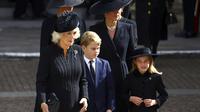 Permaisuri Camilla, Pangeran George dan Putri Charlotte. (Hannah Mckay/Pool Photo via AP)