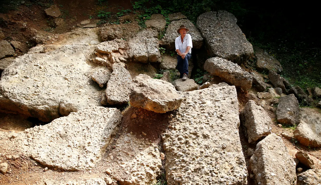 Dr. Osmanagic berdiri di tengah bebatuan di "Piramida Matahari Bosnia" di kota Visoko, Bosnia dan Herzegovina, (27/7). Piramida Matahari ini diklaim dari penemuan bukit menyerupai piramida oleh Dr. Osmanagic pada 2005. (REUTERS/Dado Ruvic)