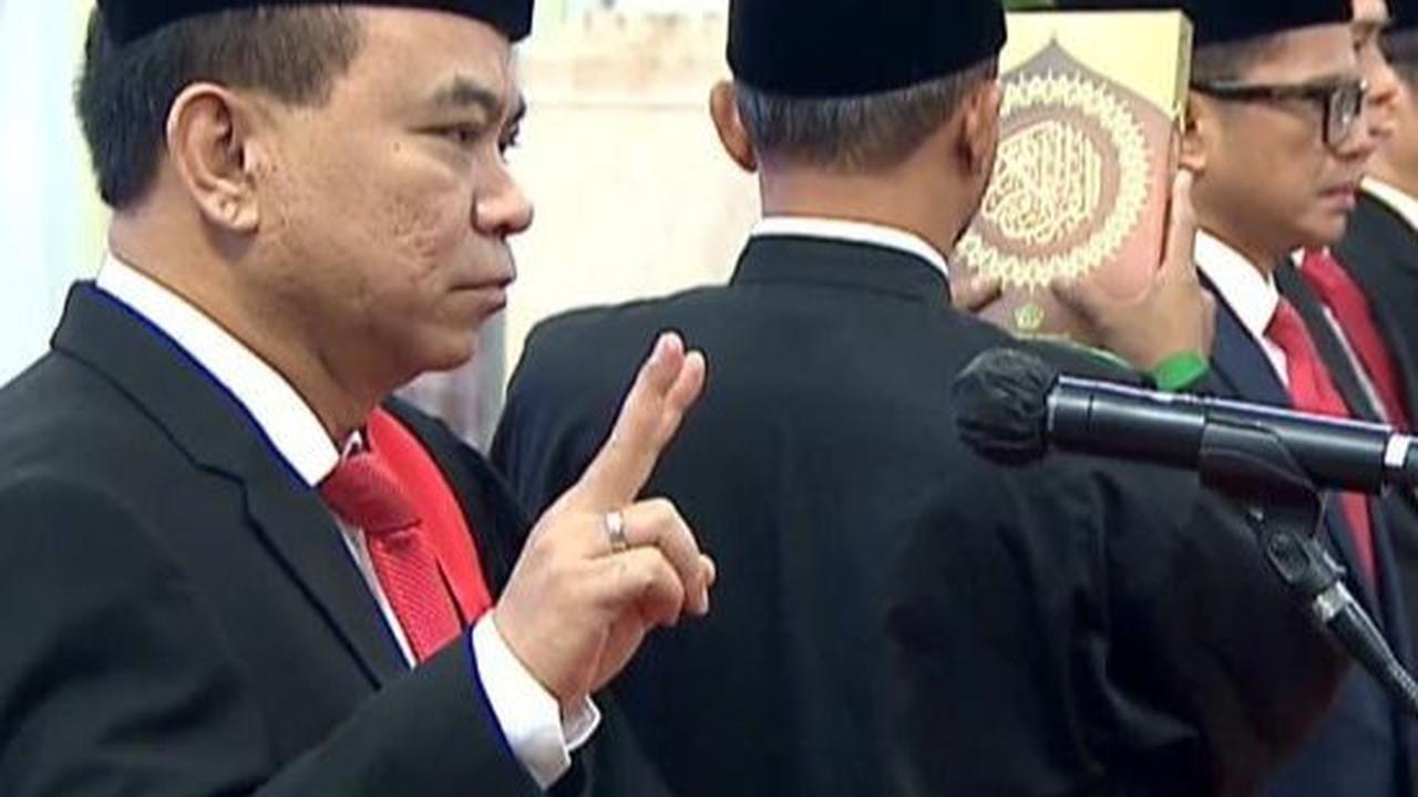 Presiden Joko Widodo resmi melantik Ketua Umum Projo Budi Arie Setiadi menjadi Menkominfo. Budi Arie dilantik di Istana Negara, Jakarta Pusat pukul 09.00 WIB.