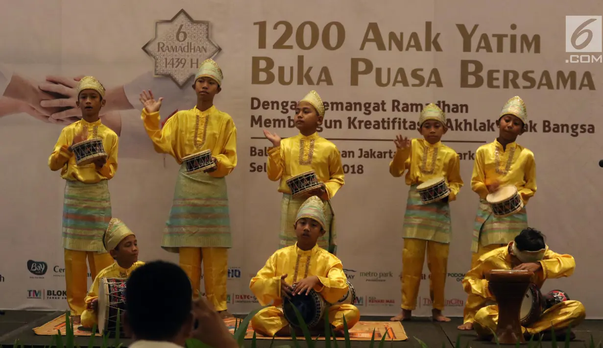 Sejumlah anak-anak tampil menghibur saat acara buka bersama PT Agung Podomoro Land Tbk dan 1.200 anak yatim di Pullman Central Park Jakarta, Selasa (22/5). (Liputan6.com/Arya Manggala)