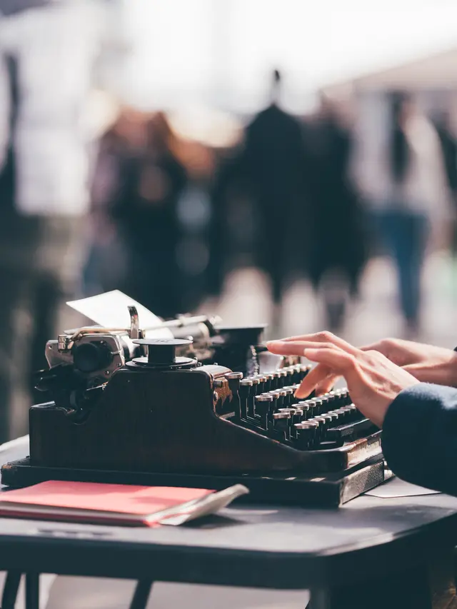 ilustrasi unsur kebahasaan kalimat yang baik/MILKOVÍ/unsplash