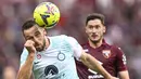 Pemain Inter Milan, Stefan de Vrij, menyundul bola saat melawan Torino pada laga Liga Italia di Stadion Olympic, Turin, Sabtu (3/6/2023). (Fabio Ferrari/LaPresse via AP)