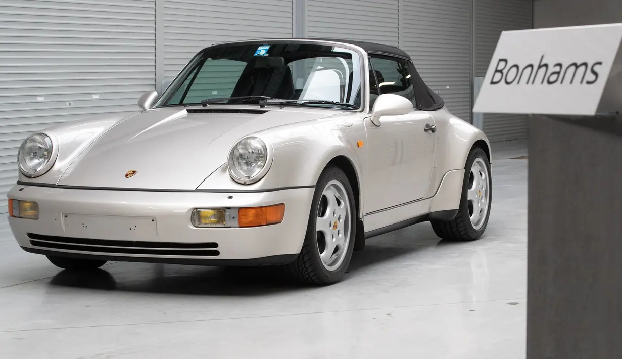 Mobil Porsche 911 Type 964 Carrera 2 Convertible Works Tubro Look milik mendiang Diego Maradona dipamerkan jelang pelelangannya oleh Bonhams di Vichte, Belgia, Rabu (24/2/2021). Diperkirakan harganya akan berkisar antara € 150.000-200.000 (Rp 2,5 miliar-Rp 3,3 miliaran). (BENOIT DOPPAGNE/Belga/AFP)